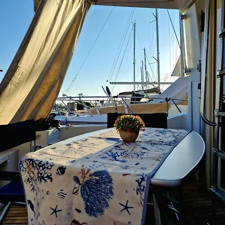 Scoglietto Fiumicino, Aperitivo E Colazione Incluse - Bici Comprese Nel Prezzo- Barca A Motore 船上ホテル フィウミチーノ