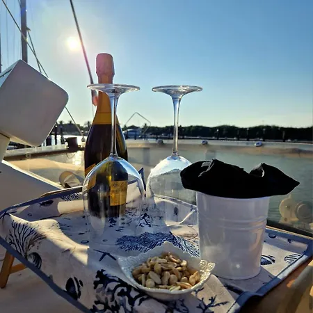 船上ホテル Scoglietto Fiumicino, Aperitivo E Colazione Incluse - Bici Comprese Nel Prezzo- Barca A Motore フィウミチーノ