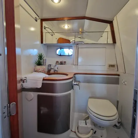 Scoglietto Fiumicino, Aperitivo E Colazione Incluse - Bici Comprese Nel Prezzo- Barca A Motore *