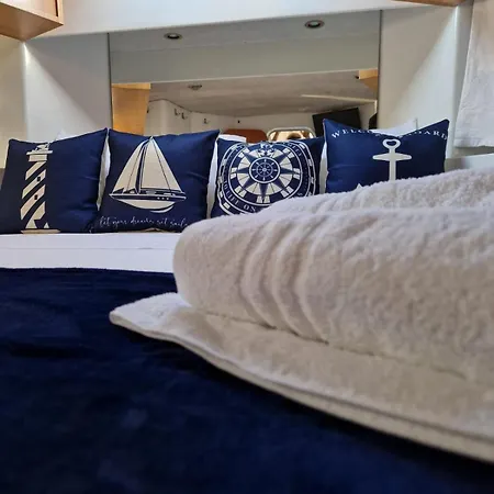 Botel Scoglietto Fiumicino, Aperitivo E Colazione Incluse - Bici Comprese Nel Prezzo- Barca A Motore *