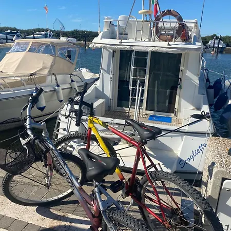 Scoglietto Fiumicino, Aperitivo E Colazione Incluse - Bici Comprese Nel Prezzo- Barca A Motore 船上ホテル *