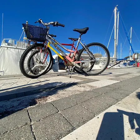 Scoglietto Fiumicino, Aperitivo E Colazione Incluse - Bici Comprese Nel Prezzo- Barca A Motore 船上ホテル フィウミチーノ