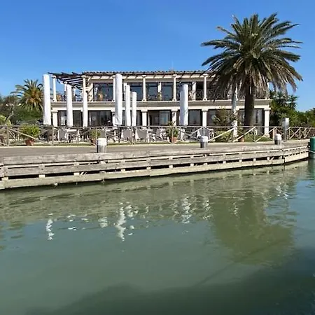 船上ホテル Scoglietto Fiumicino, Aperitivo E Colazione Incluse - Bici Comprese Nel Prezzo- Barca A Motore フィウミチーノ