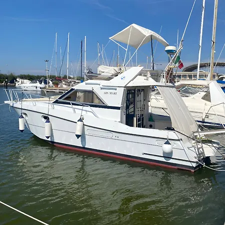 Scoglietto Fiumicino, Aperitivo E Colazione Incluse - Bici Comprese Nel Prezzo- Barca A Motore 船上ホテル フィウミチーノ